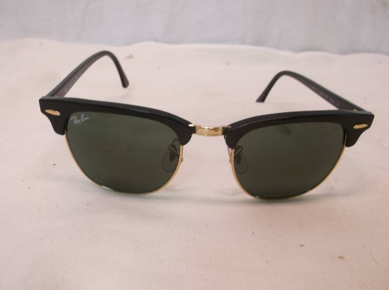 lot 138 image: Ray Ban