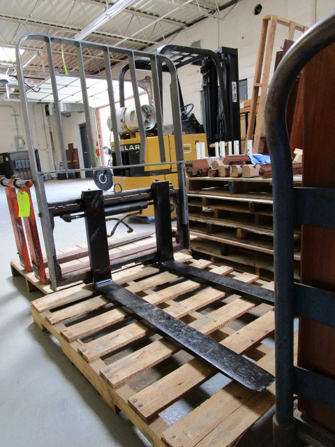 lot 403 image: SIDE SHIFT CARRIAGE WITH FORKS