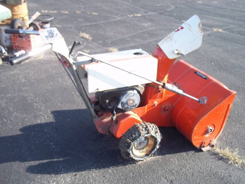 lot 6 image: Simplicity Snow Thrower