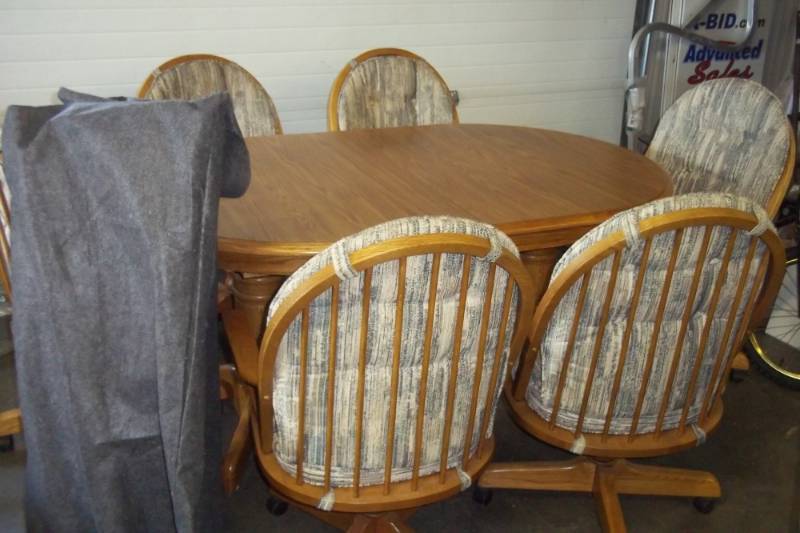 lot 26 image: Large Dinning Room Table with 4 leaves and 6 Chairs