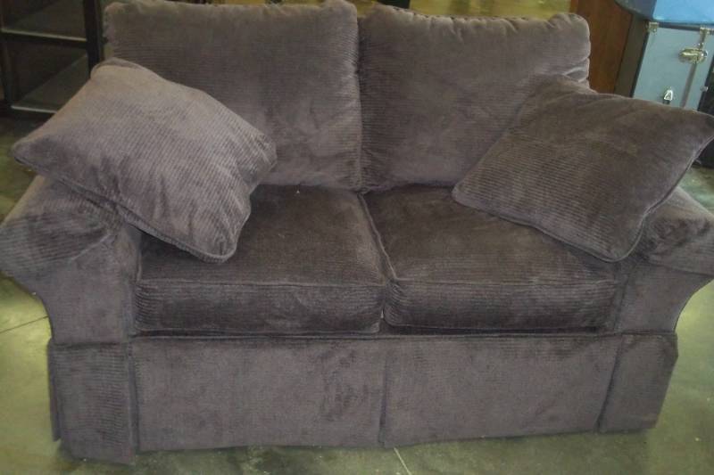 lot 28 image: Love Seat