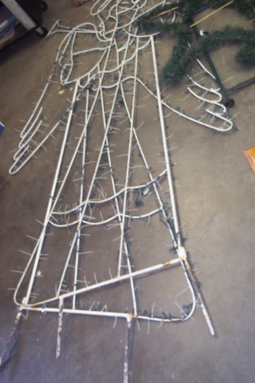 lot 47 image: Pair of Large Metal Lawn Angels with lights and Star