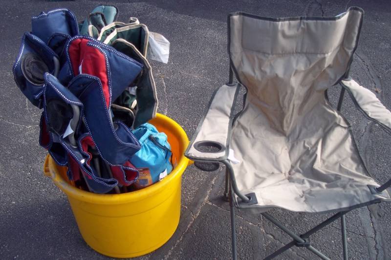 lot 48 image: Tub with 6 Outdoor folding chairs