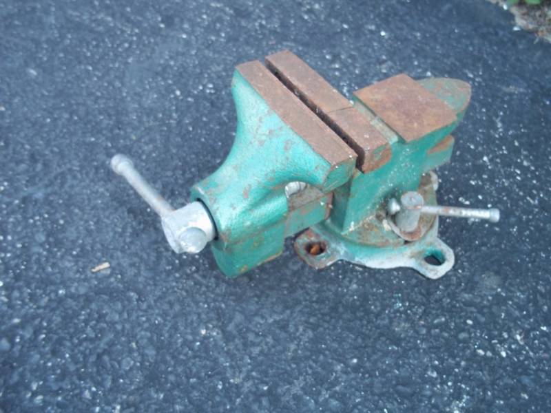 lot 56 image: Small Vise