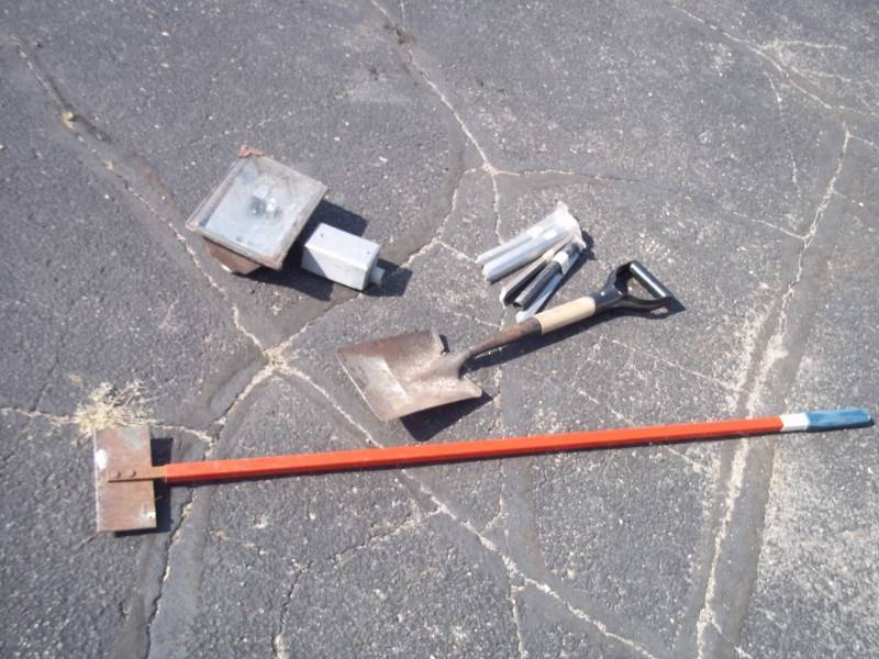 lot 59 image: Edger tool, Small shovel, Light and stakes