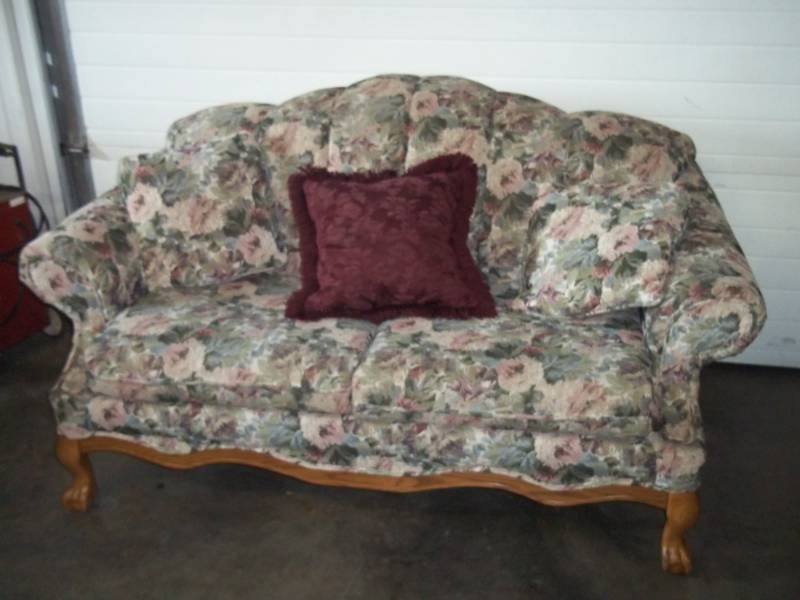 lot 63 image: Love Seat with pillows