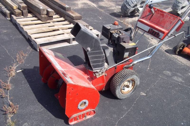lot 68 image: MTD 5 HP 24 Snow blower