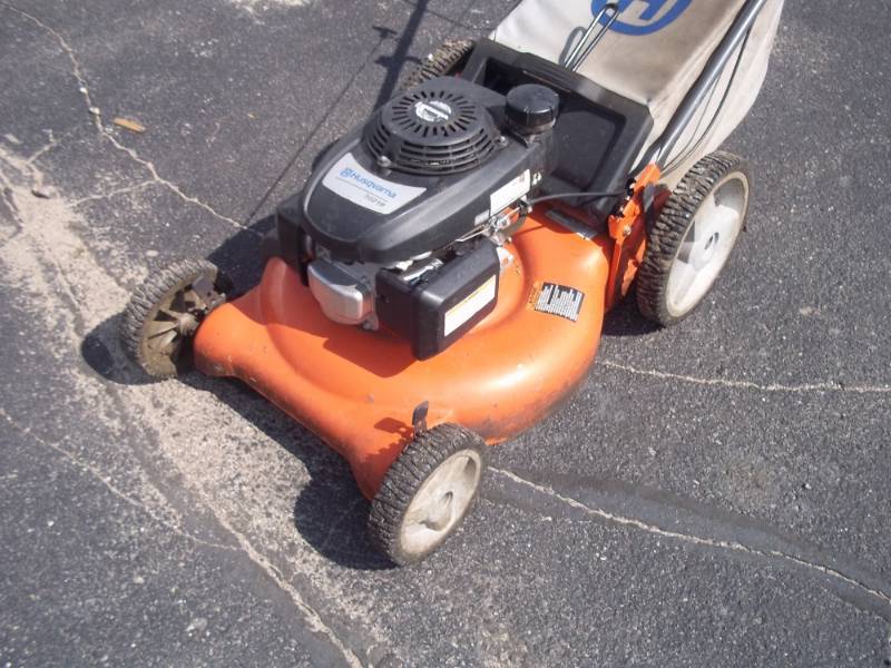 lot 69 image: Husqvarna 7 hp 21 mower with bagger