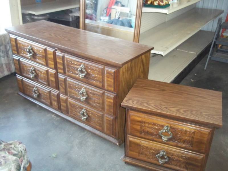lot 79 image: Dresser with matching Night stand and Mirror