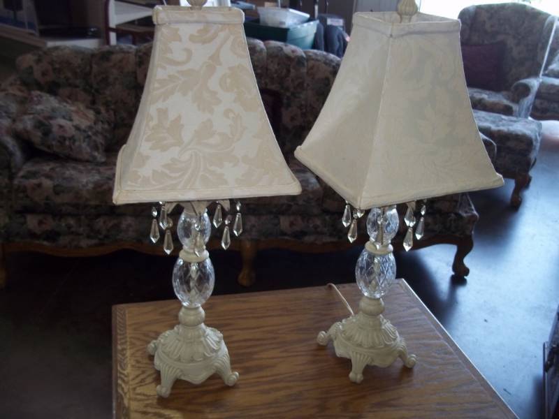 lot 80 image: Pair of small lamps