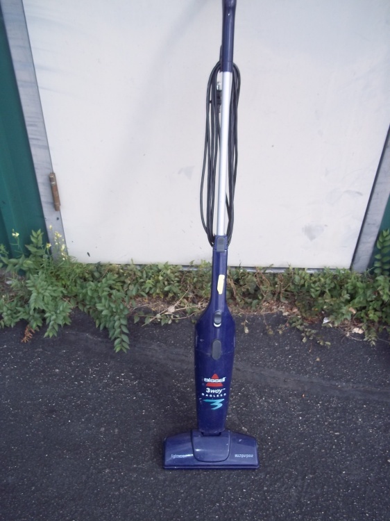 lot 106 image: Bissell Bagless Light Vacume cleaner