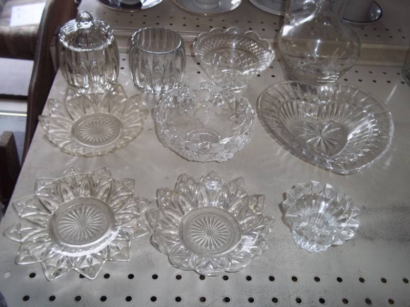 lot 93 image: Vintage Glassware