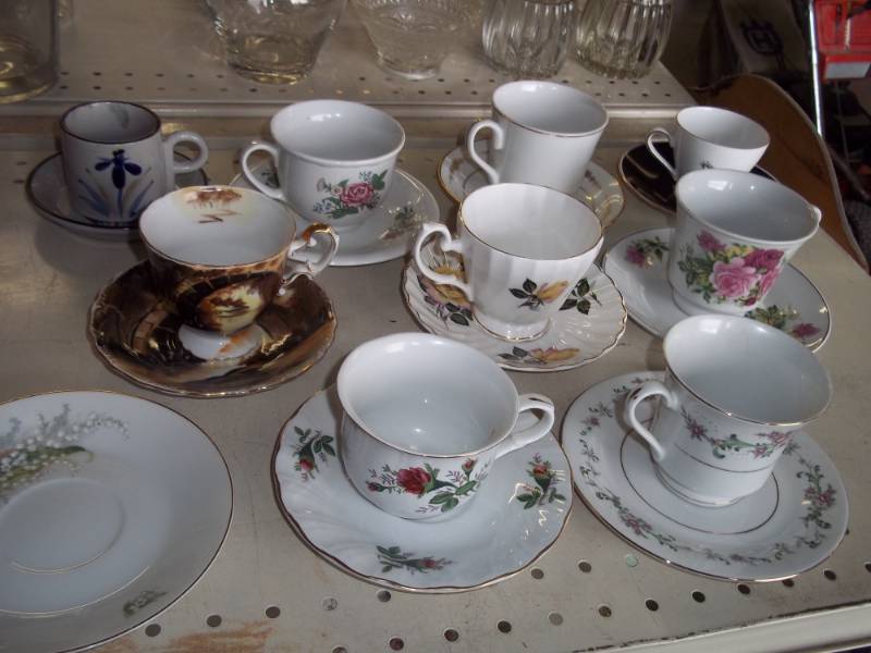lot 94 image: Vintage Cup and saucers