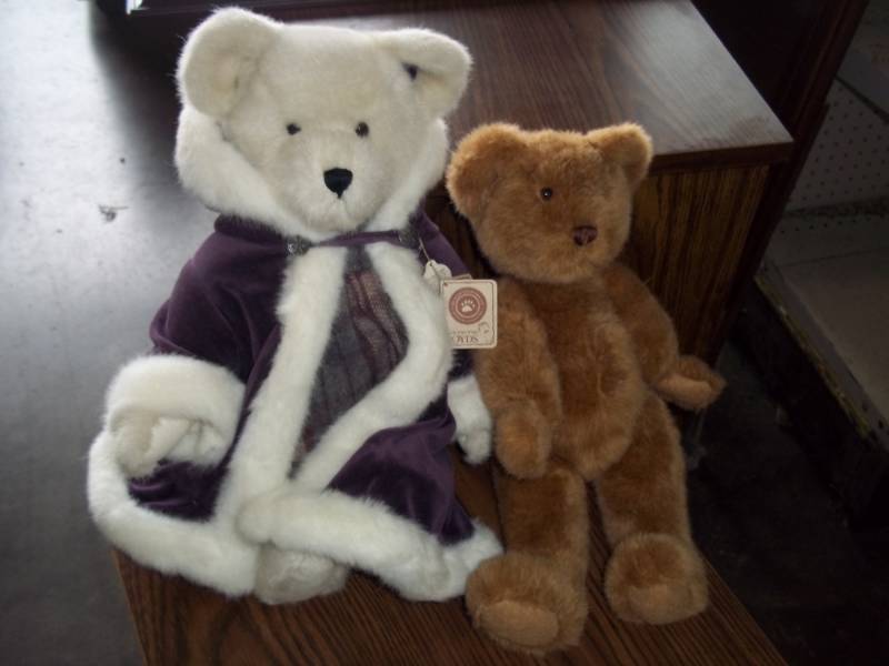 lot 96 image: Pair of Bears, on is Boyds Bear