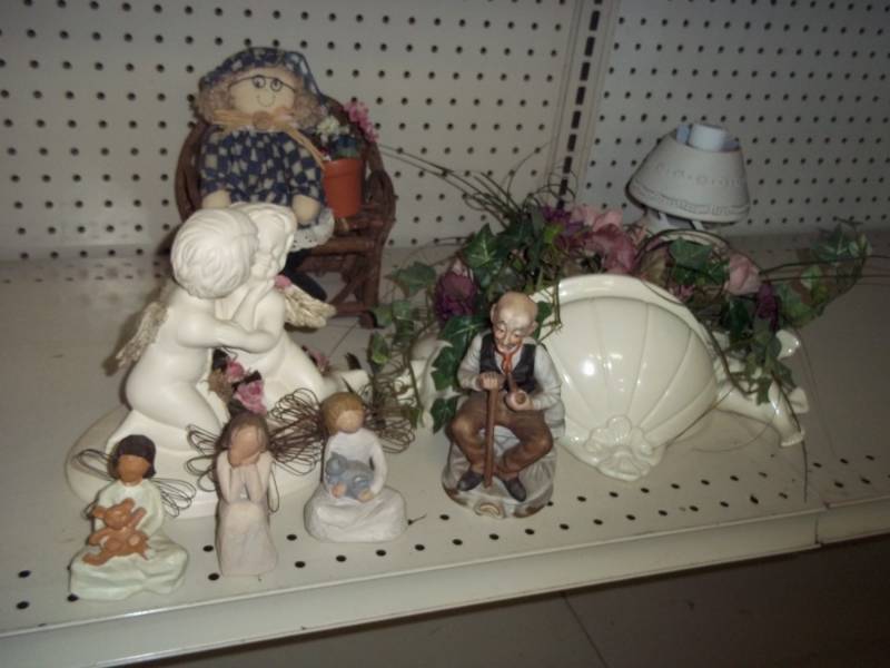 lot 98 image: Vintage Dcor