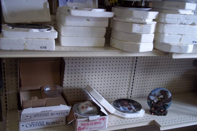 lot 117 image: Collectable Plates and 8 Crystal Bowls with decor