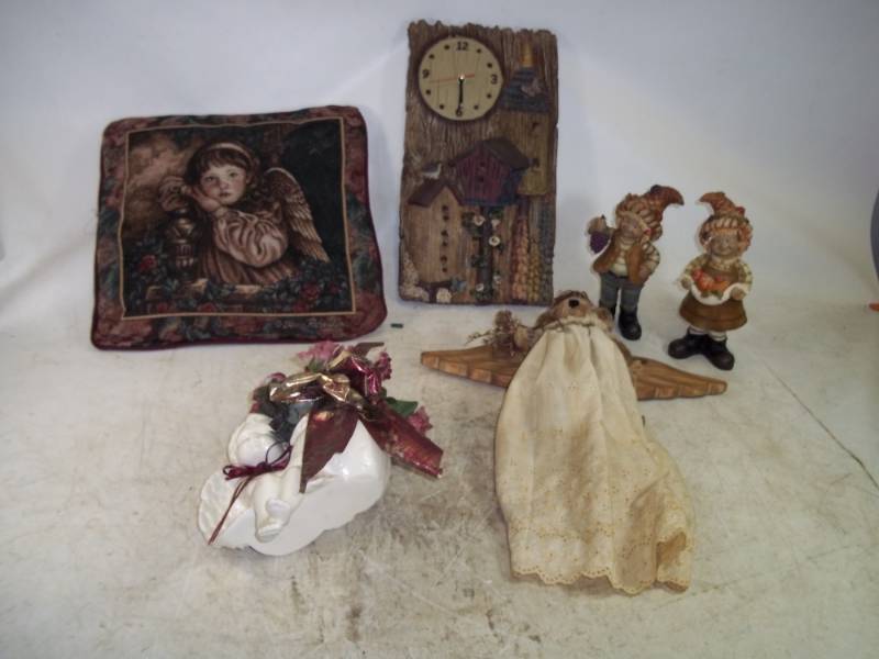 lot 119 image: Angel Dcor with Clock