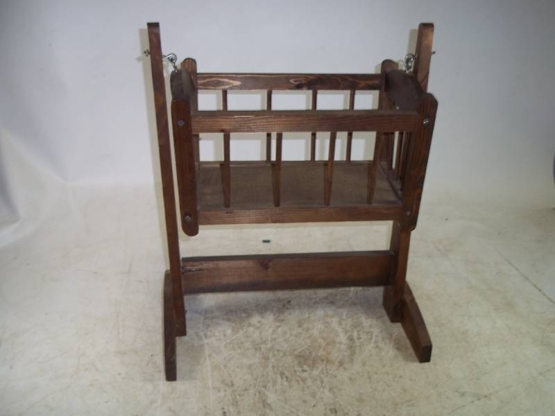lot 124 image: Vintage Doll Crib