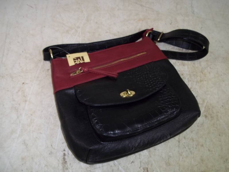 lot 125 image: Purse with tag