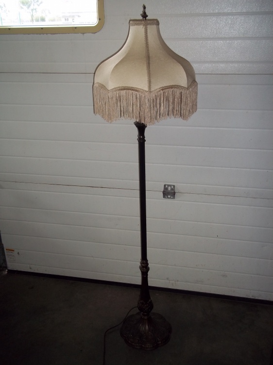 lot 130 image: Vintage Floor Lamp