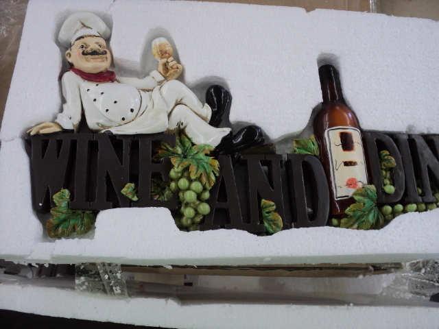 Wine and Dine dcor - has 1 break ...