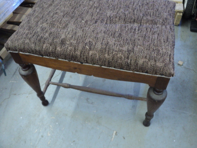 Upholstered bench 25 x 15 x 20...