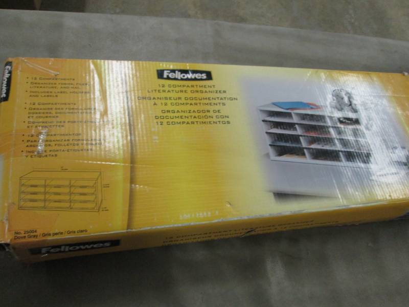 lot 15 image: Fellowes 25004 12-Section Compartme...