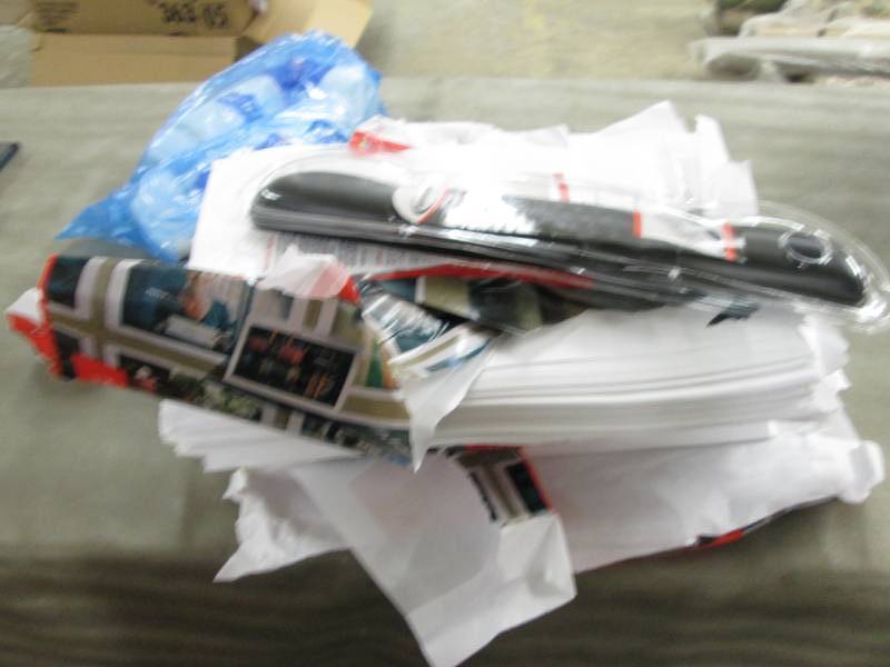 lot 21 image: Gel Keyboard Wrist Rest, 3 Open Rea...