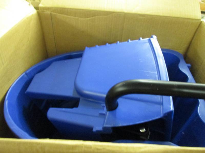 lot 29 image: Rubbermaid Commercial RCP 7588-88 B...