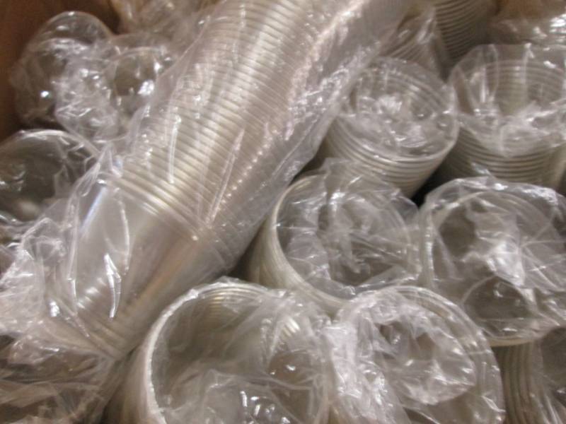 lot 55 image: Box of Dixie 9 oz clear cups...