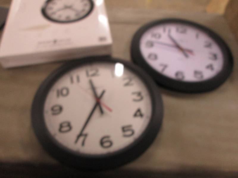 lot 69 image: Lot of 2 Howard Miller Auto Dayligh...