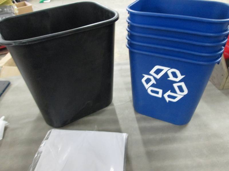 lot 77 image: 5 Each Rubbermaid 3.25 Gal Recyclin...