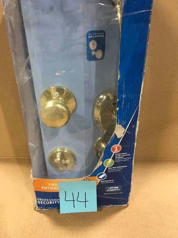 lot 44 image: SCHLAGE Bright Brass Entry Handleset in Good Condition