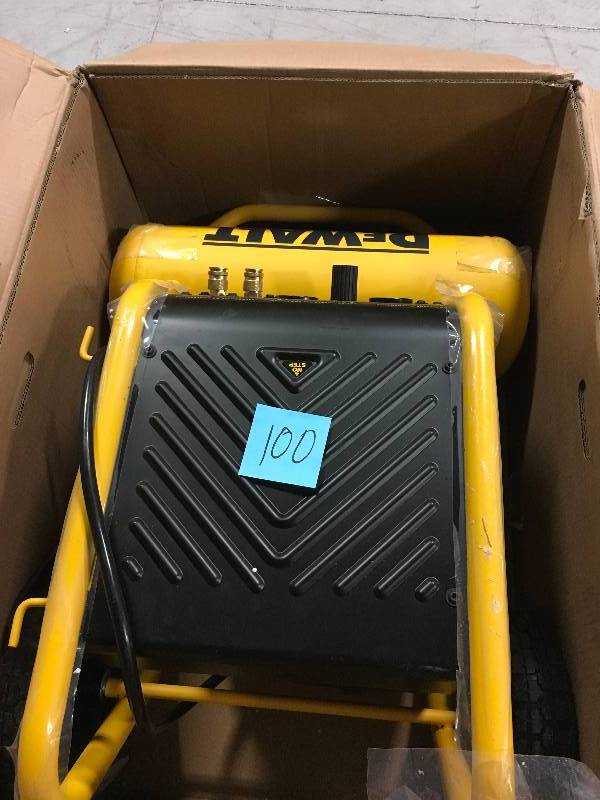 lot 100 image: DeWalt D55146 1.6 HP Continuous, 200 PSI, 4.5 Gallon Compressor used in working condition