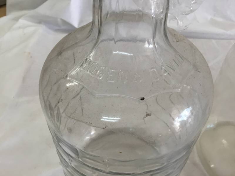 lot 21 image: 4 - one gallon jars - one is Mogen and David,