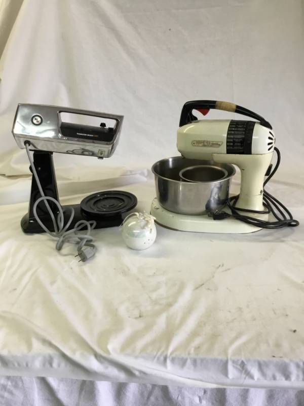 lot 26 image: 2 Mixers - Dormeyer and a Hamilton beach - Both work