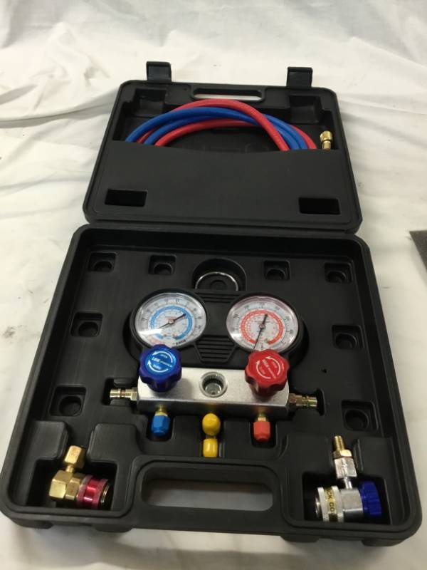 lot 69 image: AC manifold gauge set New