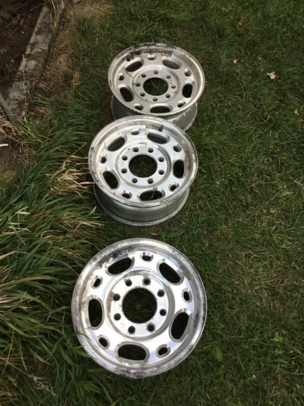 lot 81 image: 3 Rims - GMC - 16 X 6.5 X 28