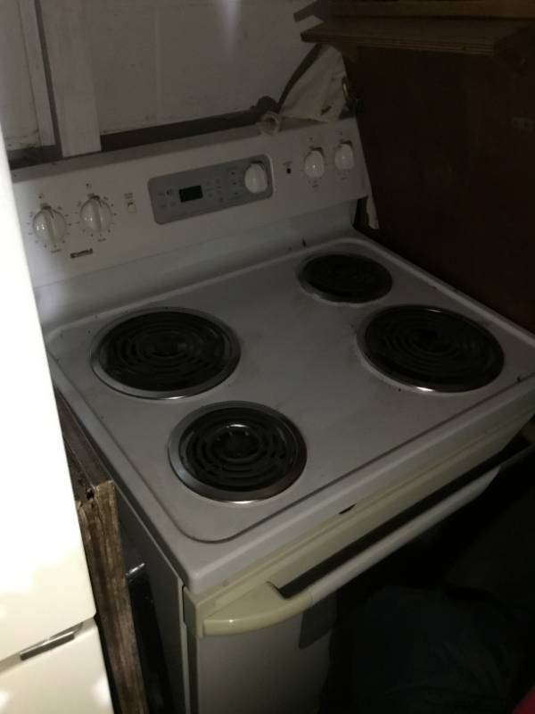 lot 83 image: Oven, with Burner Stove - Kenmore Range - 2004 Model