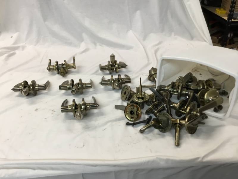 lot 140 image: Many Indoor Handles for Bedrooms, Closets, Bathrooms, Ect - Have no keys