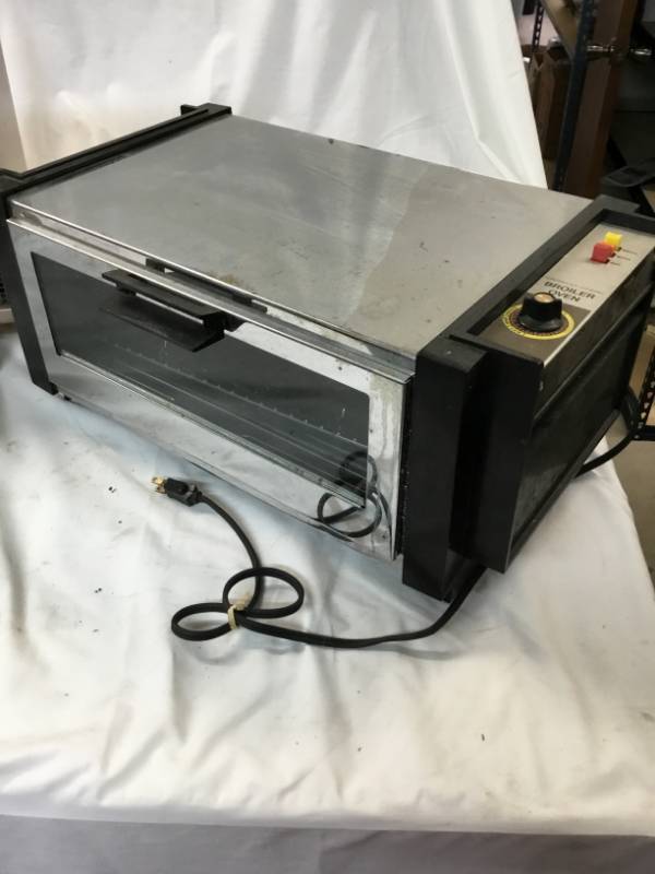 lot 149 image: vintage heater and toaster oven