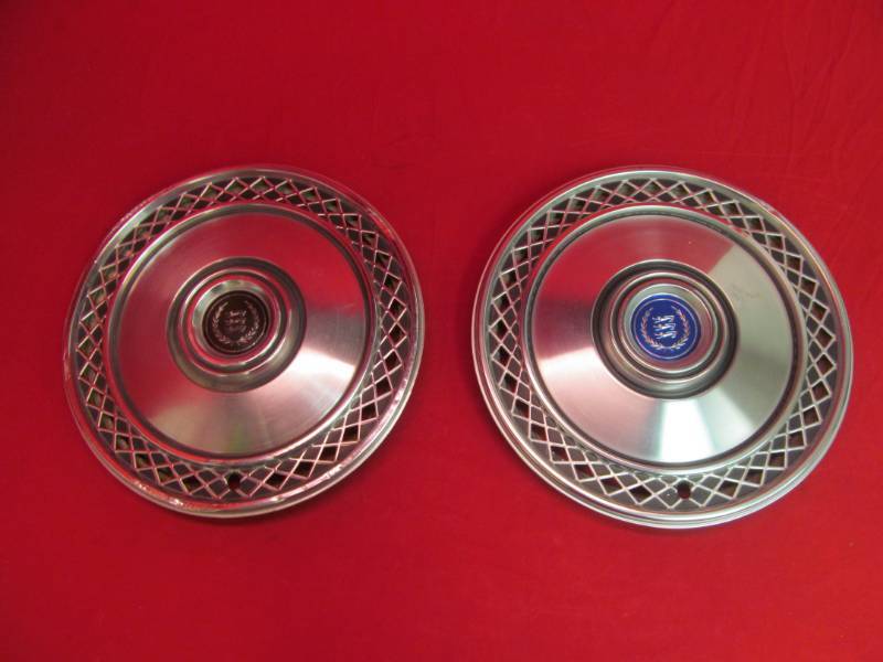 lot 4 image: vintage Ford hub caps