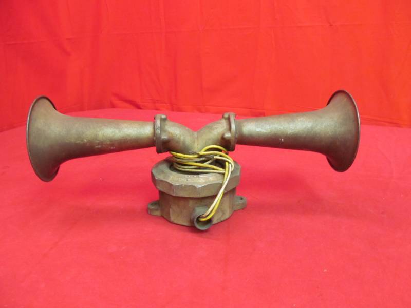 lot 5 image: vintage dual horn