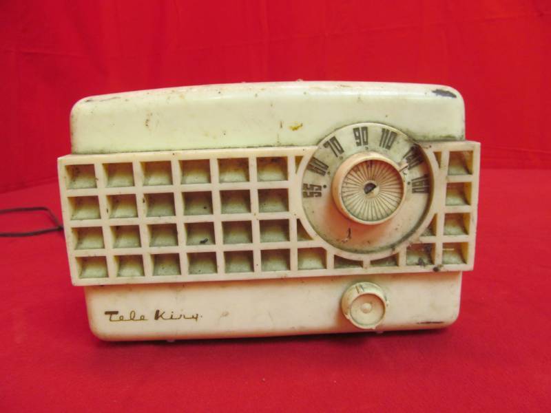 lot 14 image: Vintage Tele King Radio