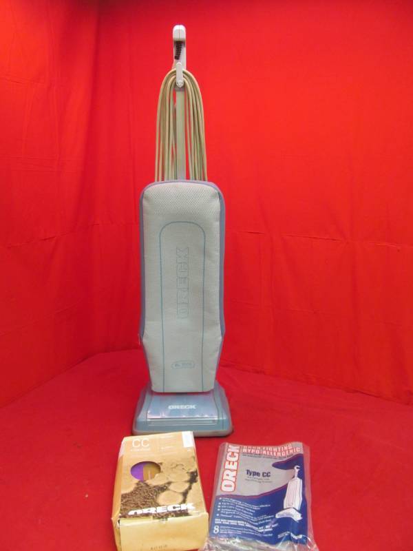 lot 68 image: Oreck vacuum cleaner, filter bags