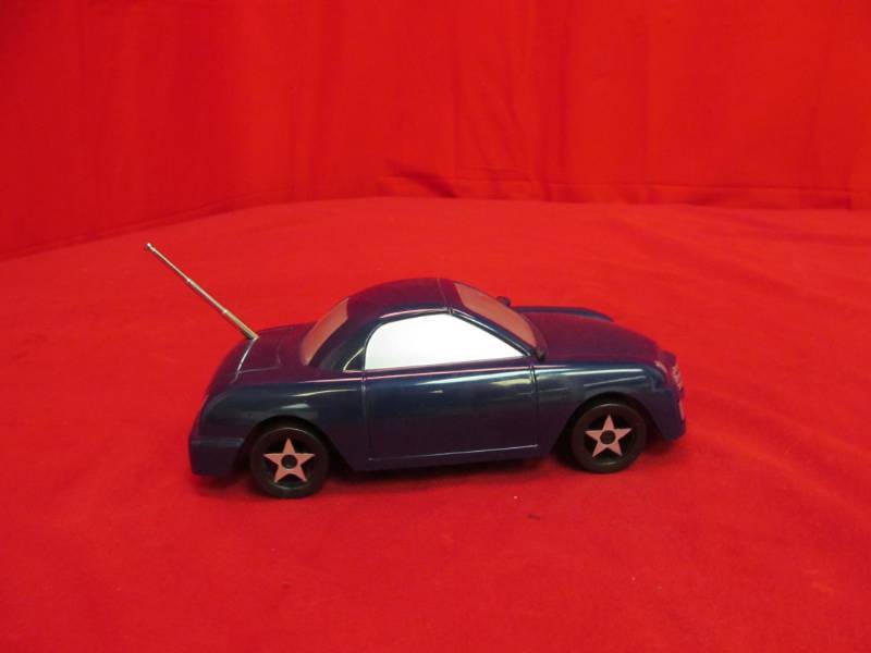 lot 75 image: car shaped radio