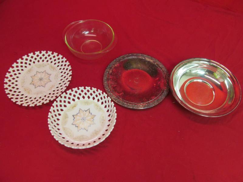 lot 82 image: Fenton glass ware, serving plates Pyrex bowl