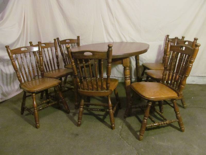 lot 86 image: dining table