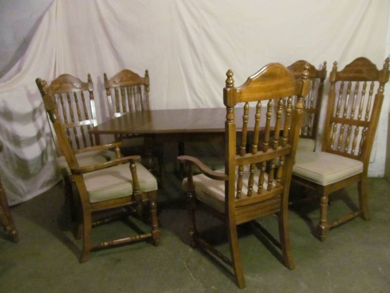 lot 87 image: dining table