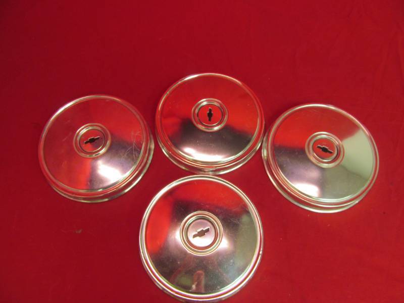 lot 100 image: vintage Chevrolet hub caps